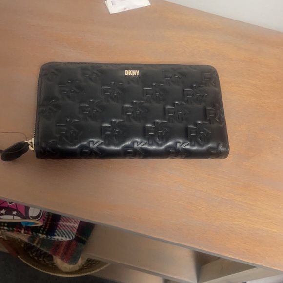 NWT DKNY LOGO BLK WALLET - Picture 1 of 6